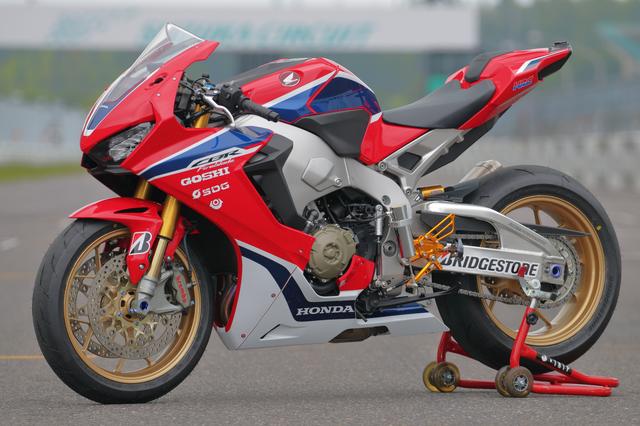 画像: これが「サイドスタンドプロジェクト」CBR1000RR。改造は必要最小限のように見えます。これが実用化されれば、バイクに乗ることをあきらめていたハンディある人もひょっとして!