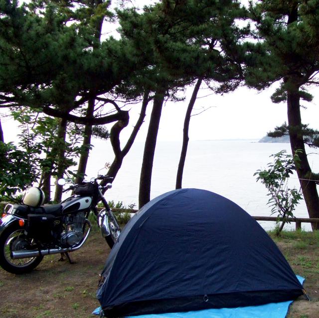 画像: 18歳のころ、秋田県の日本海を見渡すキャンプ場にて。このあと雨が降ってきて、泣けてきました。