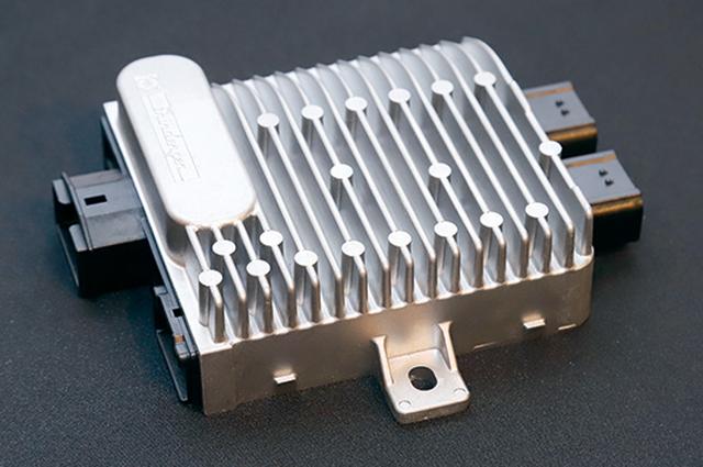 画像: エンジンの始動とアシストをつかさどる、ハイブリッドの「心臓部」がPDU(パワー・ドライブ・ユニット)。その本体はガソリン車のECUと同形状・同サイズにまとめられている。