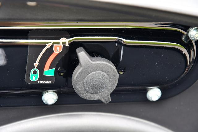 画像: 新型の脱着機構は、ノブを引いて回すだけ。簡単&スピーディです。
