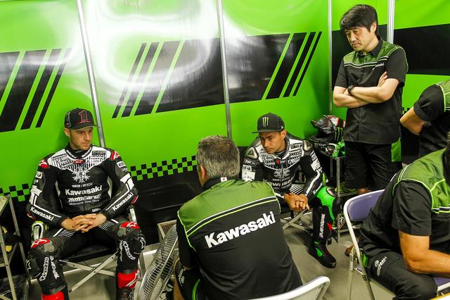 画像: ライダーふたりの意見を聞くKRTスタッフ ピット内は完全にWSBKのよう