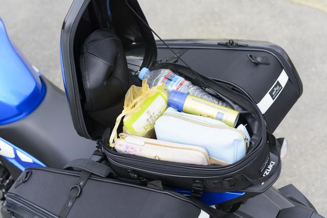 画像: まず、一番荷物を取り出しやすいシートバッグにはこんなものを入れていました。