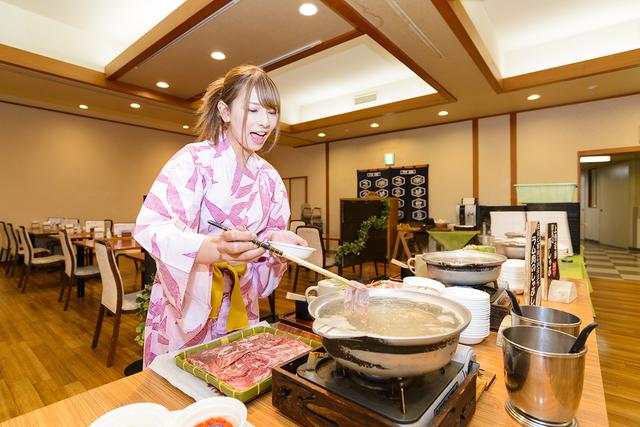 画像: こちらはラム肉のしゃぶしゃぶ、これも食べ放題なんですよ!