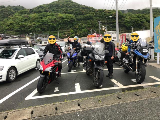 画像: フェリー乗り場にはバイクがいっぱい! バイクは8台しか乗れないのでみんな予約です。