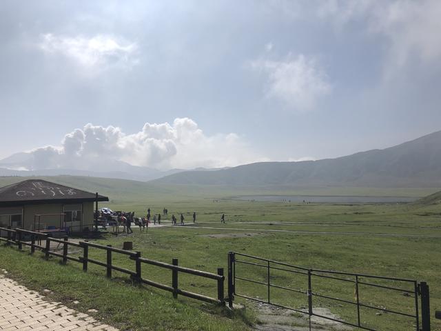 画像: 左側に阿蘇山