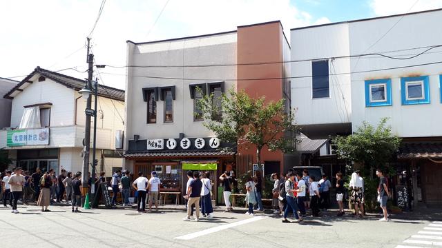 画像: 以前父が行った時の開店待ちの人達です。