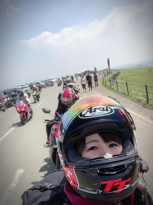 画像: なんとかスペースを見つけて駐車! 続々とバイクが入ってくる!!