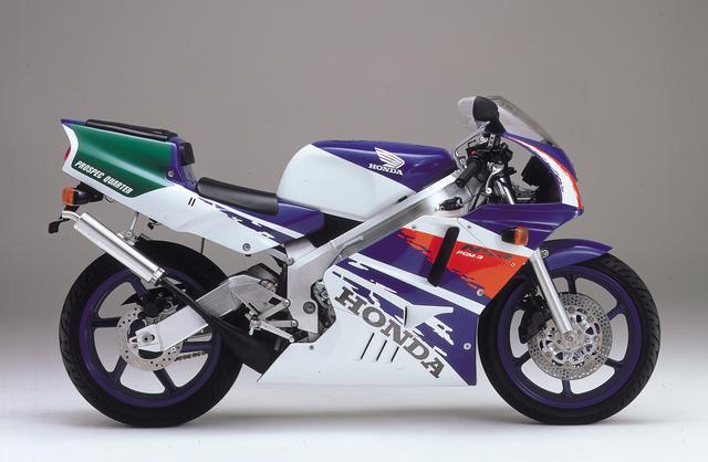 画像: ●エンジン形式:水冷2スト・クランクケースリードバルブV型2気筒●総排気量:249cc●最高出力:45PS/9500rpm●最大トルク:3.7kg-m/9500rpm●乾燥重量:132kg●タイヤサイズ(前・後):110/70R17・150/60R17●価格:62万円