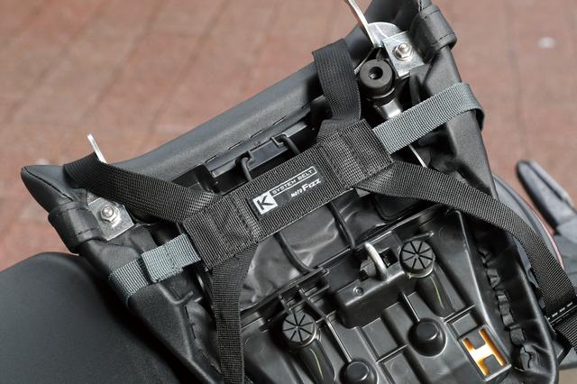 画像2: 樹脂製トップケースとナイロン製シートバッグの中間のような作り