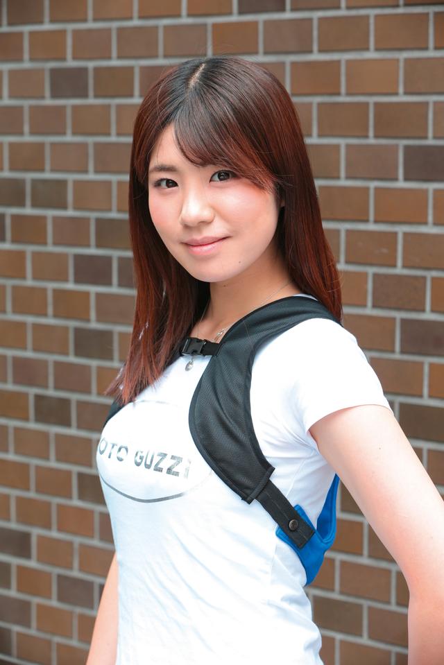 画像: ごく小さなリュックのような形状で、身体の動きを妨げない。肩への負担もほとんど感じなかった。