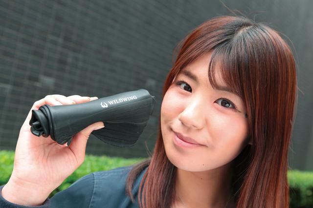 画像: 重量は左右で150gほど。小さく畳めるからツーリングバッグ類に入れやすいし、シート下の小物入れなどに常備しておくと安心。