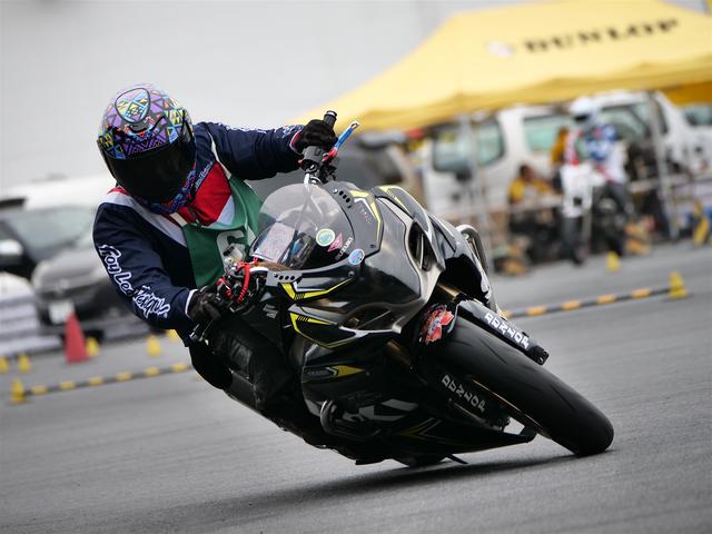 画像: レディス1位 伊藤華子選手(C1)&GSX-R1000 1分32秒732