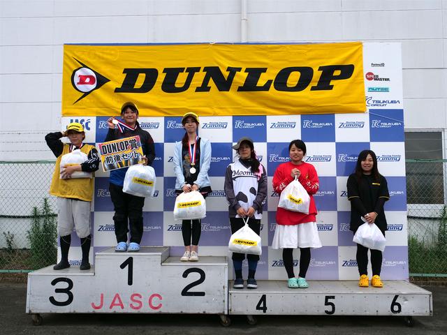 画像: 1位・石渡愛美、2位・岡野月子、3位・吉岡由紀子、4位・土橋朋子、5位・草野涼子、6位・朝永昭子 各クラスのウイナーには、ダンロップ賞としてタイヤ1セットが贈られる。