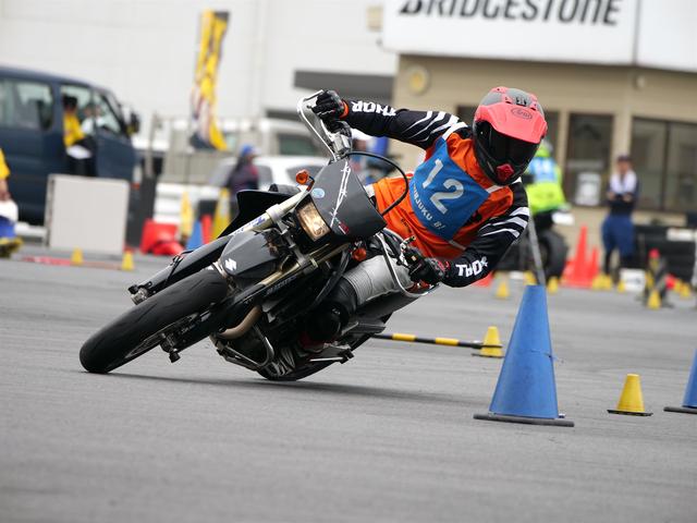 画像: B級1位 三崎雅也選手&DR-Z400SM 1分25秒652