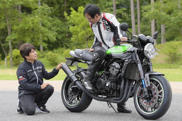 画像: カラーズ代表の新辰郎氏は、1980年代後半からロードレースを始め、90年にはアメリカに渡ってAMAのレースなどで7勝を記録。帰国後は全日本GP500クラスに参戦し、2位表彰台を獲得するなどの活躍を見せた。 ちょうど僕が全日本選手権でチーム監督を務めていた時期と重なるので、新氏のレースに対する真摯な取り組み、マシンのセットアップ能力の高さは現場でもたびたび目にしていた。 だからマフラーをはじめとするカスタムパーツの開発、販売している聞いたときには、いわゆる「レース屋の拘り」をセールスポイントにするのだろうと思っていたのだが、今回話を伺うと「企画、開発するパーツはあくまでも公道走行が前提」とのこと。性能面に加え、精度や強度などにはレース活動で得たノウハウも活かされているはずだが、そこは強調しないという新氏のスタンスもストライカーブランドの人気を支えているのだろう。