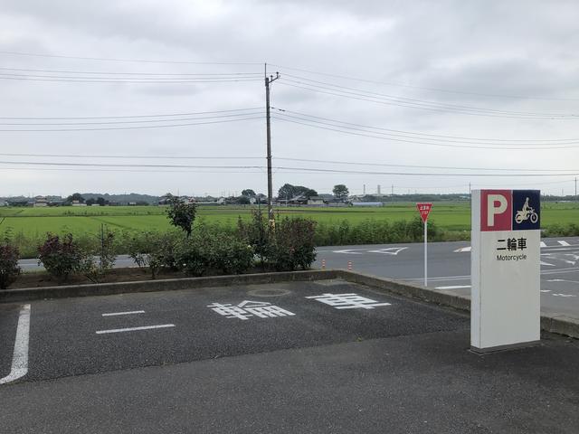 画像: 車の駐車場の隅っこに、バイク用の駐車場もありました。