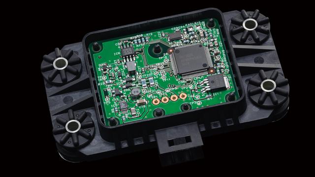 画像: YZF-R1に採用されているIMUは、村田製作所製のセンサーを使用したオリジナル。これをシート下に設置、1秒間に125回という高速演算を行って車体の状況を把握している。