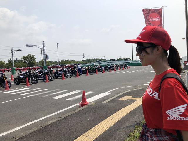 画像: こちらは試乗車と試乗コース。普段は教習などに使われるコースです。