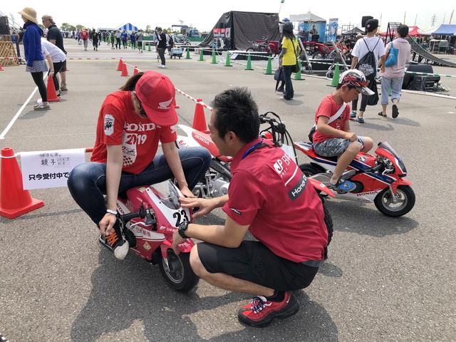 画像: 手島雄介 先生にライポジを修正される梅本まどかさん。