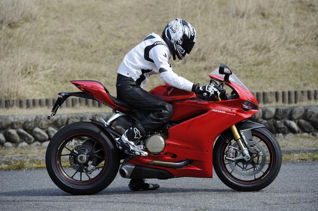 画像1: ツーリングだって問題なくこなせる 1199譲りのフレンドリーなポジション