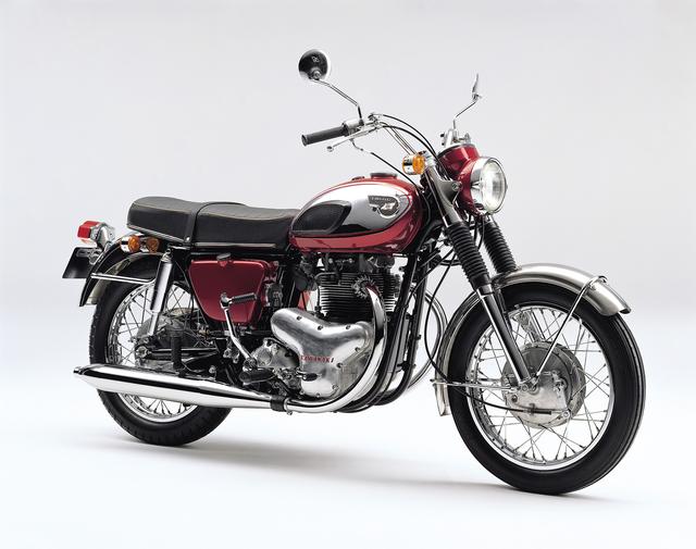 画像: 落ち着いた配色が主流だったそれまでの日本産のモーターサイクルとは違い、キャンディレッドにクロームメッキを組み合わせるという、当時は斬新と言えるデザインを採用した。