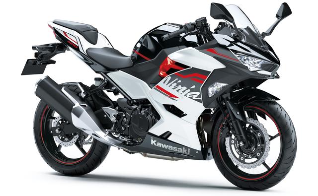 画像: 車両重量はNinja250が166kg、Ninja400が167kgでその差わずか1kg。 シート高はNinja250が795mm、Ninja400が785mm。「400」の方が10mm低くなっています!
