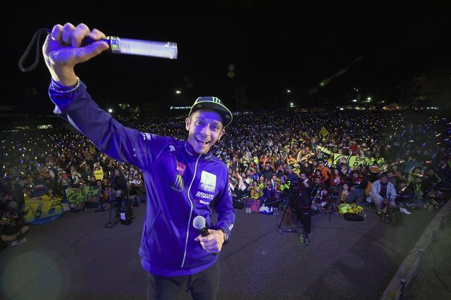 画像: 昨年は体調不良だったマルケス選手を除き、全MotoGPライダーが出演した前夜祭。豪華すぎる…!