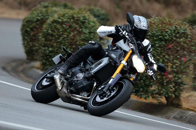画像: YAMAHA MT-09 ■価格:84万9960円/89万9640円(ABS) ●水冷4ストDOHC4バルブ並列3気筒●846㏄●110PS/9000rpm●8.9㎏-m/8500rpm●188kg/191kg(ABS)●815㎜●14ℓ●120/70ZR17・180/55ZR17 ※写真のカラーは2014年モデルです。