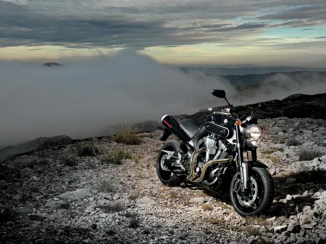 画像: YAMAHA MT-01 1999年に発表された「鼓動」コンセプトをそのまま市販に移すという画期的な手法でデビューしたロードスター。エンジンはXV1600のものをベースとした、1670㏄の空冷OHVで、90PSのパワーと15㎏-m以上の大トルクを発揮。各パーツの質感の高さも話題となった。 ■価格:149万1000円(2009年当時) ●空冷4ストOHV4バルブV型2気筒●1670㏄●90PS/4750rpm●15.3㎏-m/3750rpm ●265㎏●15ℓ●825㎜●120/70ZR17・190/50ZR17