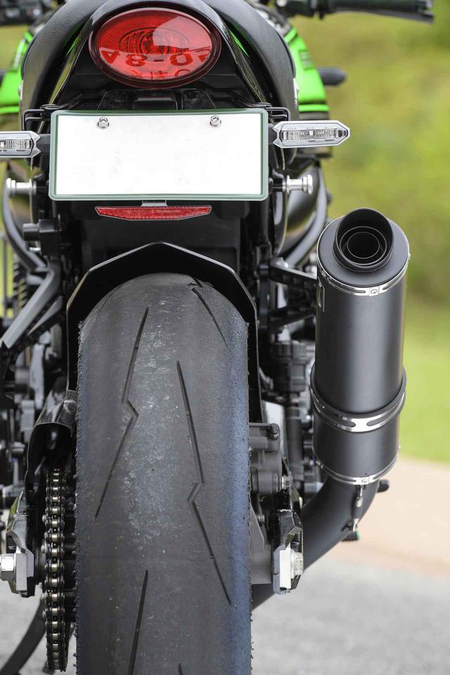 画像: 真円形状のサイレンサーはφ100mmとやや細身で、長さは400mm。車体にピタリと沿わせながらテールを跳ね上げたデザインで、バンク角を損なうこともない。