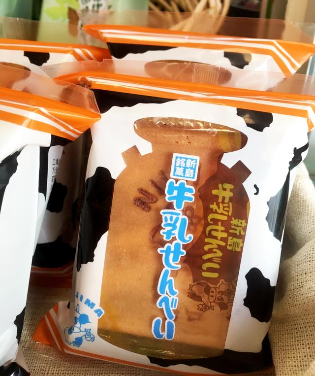 画像: この牛乳せんべいも定番のお土産のよう。甘くて美味しい!
