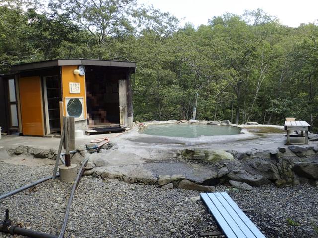 画像: 羅臼(らうす)温泉「熊の湯」。知床半島にある無料のアツアツ温泉です。ここは僕も行きましたが、国設羅臼キャンプ場が隣接していて、最高です!