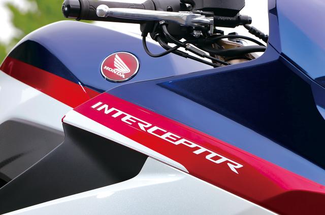 画像3: 2019年モデルのホンダVFR800Fを解説! 2006年の限定車以来、12年ぶりの特別なカラー
