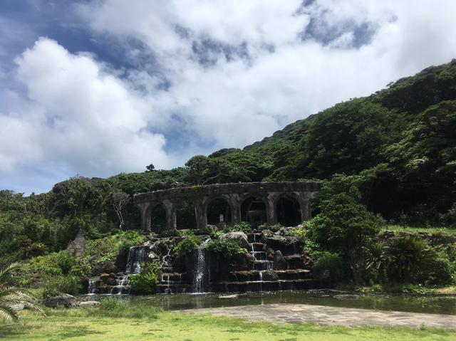 画像: 石と水をテーマにした親水公園もギリシャの建物みたいでした。レストハウスがあり噴水を眺めながら食事ができます。