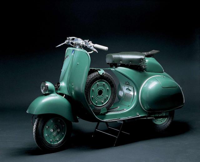 画像: ベスパ Sei Giorniの起源は1951年まで遡ります。Piaggio Squadra Corseは、最も過酷で最も名誉あるレースのひとつで純オフロードマシンを打ち負かし、レース界を驚かせました。 それはアベレージラリーが全盛期を迎え、数100kmに渡って極めて厳しいルートが続く過酷なレースにも関わらず、少なくとも9 個のゴールドメダルを獲得してレースを支配しました。 過酷なオフロードルートと、モンツァサーキットでの純粋なスピードトライアルで圧倒的な優位性を発揮し、その試練に勝利した唯一のイタリアンチームとして、ピアッジオにコンストラクターズゴールドメダルまでもたらしました。 その勝利から名付けられたベスパ「Sei Giorni」は、外観的にスタンダードモデルと酷似しており、大型燃料タンクと流線型になったシールド、シリンダー上のキャブレターを覆うために大型化されたサイドバッグが主な相違点でした。 Sei Giorni モデルは、ベスパの歴史の中で最も伝説的な1 台です。アベレージラリーに参加することが運命づけられ、世界限定で300 台程度が生産されたに過ぎず、現在コレクターが探し求める最も価値あるベスパの1台となっています。