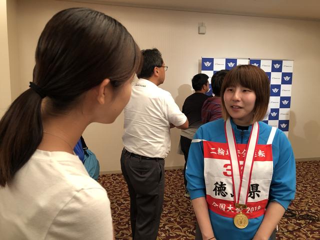 画像: 「女性クラス」を制した森河美法 選手(徳島県)。梅ちゃん目線で、上達のコツを伺っていたようです!