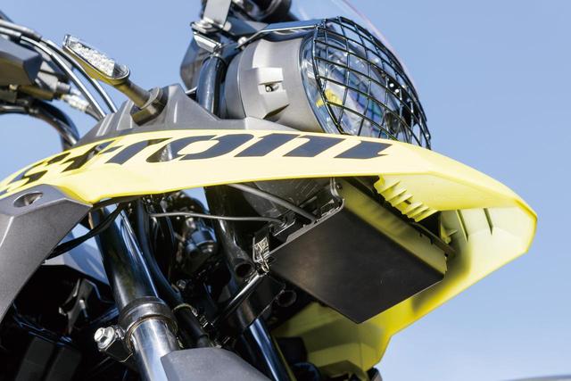 画像: ETCユニットの格納スペースが存在しないVストローム250において、キジマが選んだマウントスペースはアッパーフェンダー下部であった。アルミ製ケース「ETCマウントキット」定価:9000円(税別)