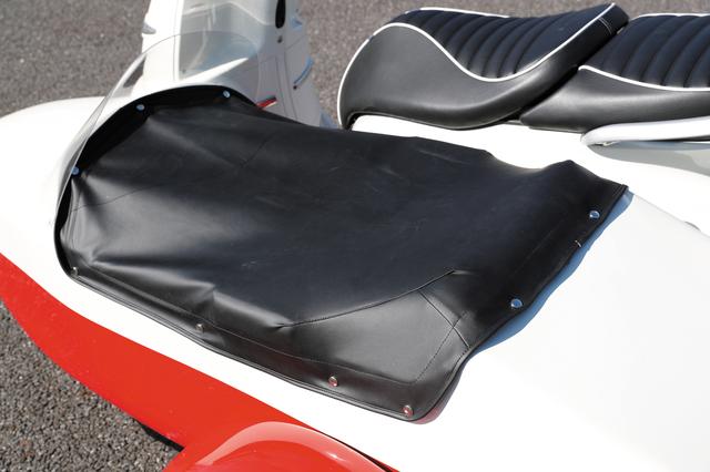 画像: トノカバーも用意され、雨天時には水の浸入もシャットアウト。ソロで乗車時には荷物が飛び出さないようトランクリッドの役割も。