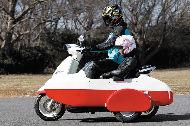 画像: バイクには身長175cmのライダー、サイドカーには身長163cmの木川田ステラさんが乗車。大柄なジャンゴとの組み合わせだと両者ともスペースに余裕があり、ゆったりとした乗り心地に。互いに窮屈さはなく、ステラさんが車体側のアームレストを使っても肘や肩が当たることは一切なかった。