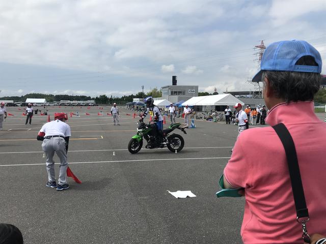 画像: 監督は腕に「監督」と書かれた腕章を巻いています。写真手前のピンク色の服の方が監督です。