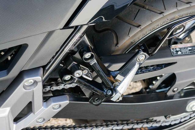 画像: フレームとタンデムステップステーの隙間に出来たスペースに、ピッタリ収まる形状の「ヘルメットロック」。車種専用設計となる。価格:3400円(税別)