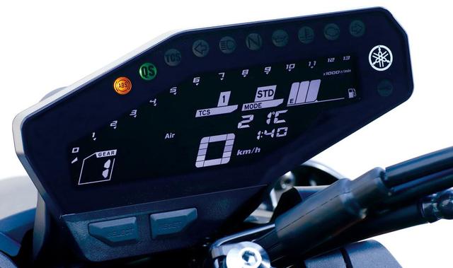 画像: MT-09 SP のメーター。写真はDモード(ライディングモード)を「STDモード」(さまざまな走行条件に適したモード)にしている状態。そのほか、「Aモード」(STDモードより、シャープでダイレクトなレスポンスを楽しめるモード)、「Bモード」(STDモードより、穏やかで扱い易い出力特性を楽しめるモード)を選択できる。