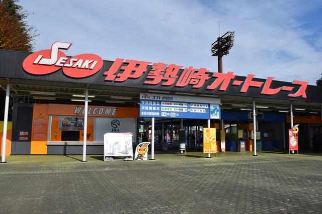 画像1: ロードレース、モトクロス、モタードの競技出身者がガチンコ対決!