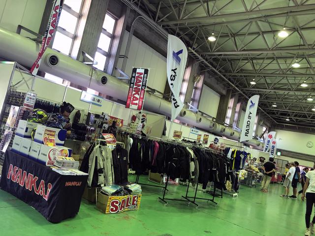 画像: 用品メーカーのブースでは、所狭しとセール品が並んでいるんです!