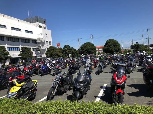 画像: バイクでの来場者も多いので、駐車場に並ぶバイクを見て回るのも楽しいですよね。