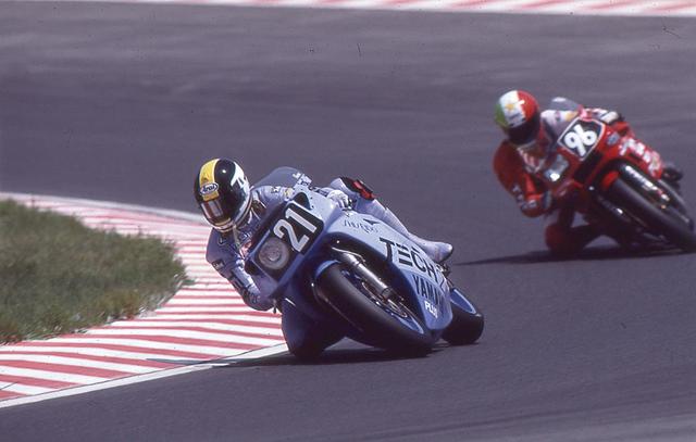 画像: 1985年の鈴鹿8耐/66周目にトップに立ってからはずっと独走。そして残り30分、悲劇のドラマの幕が上がる。