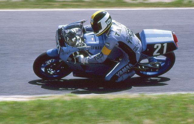 画像1: ヤマハが盤石の態勢で投入した4ストレーサー「FZR750」