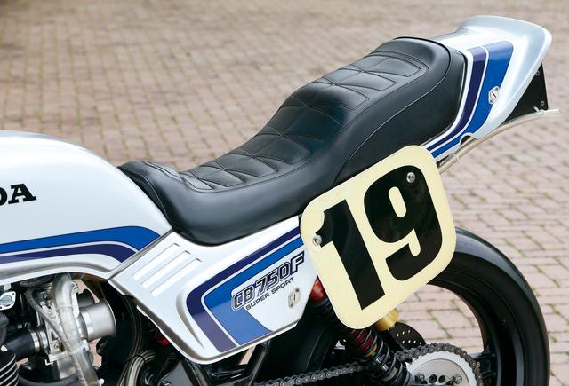 画像: シートはライダー側の座面を肉抜き。サイドカウルには「スーパースポーツ」の文字が記されている。