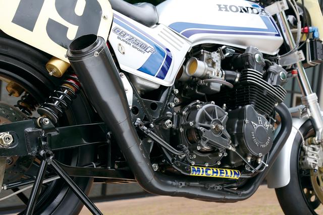 画像: 搭載されるエンジンは耐久レーサー・RS1000のものがベース。メガホンマフラーはマイク・べラスコのハンドメイド。