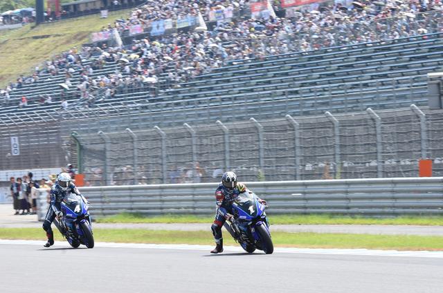 画像: 2周目の1コーナー進入。ここから中須賀が2位以下を引き離します